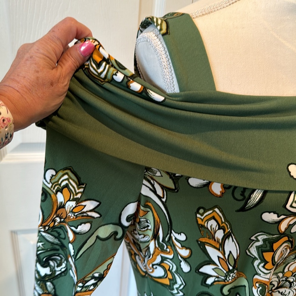 This is a cold shoulder long sleeved blouse from the JM collection, in a medium - Picture 2 of 5
